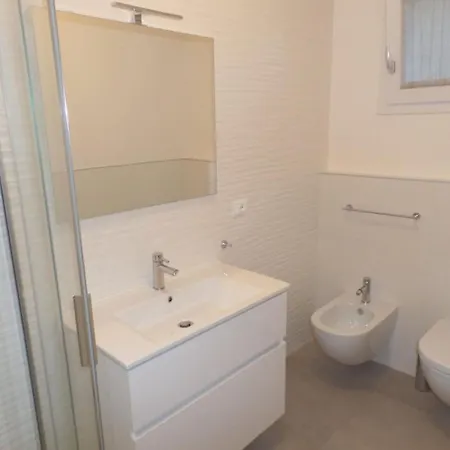 Lovely One-bedroom Flat In A Modern דירה