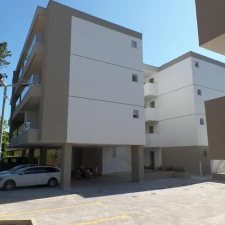 Lovely One-bedroom Flat In A Modern דירה ביביונה